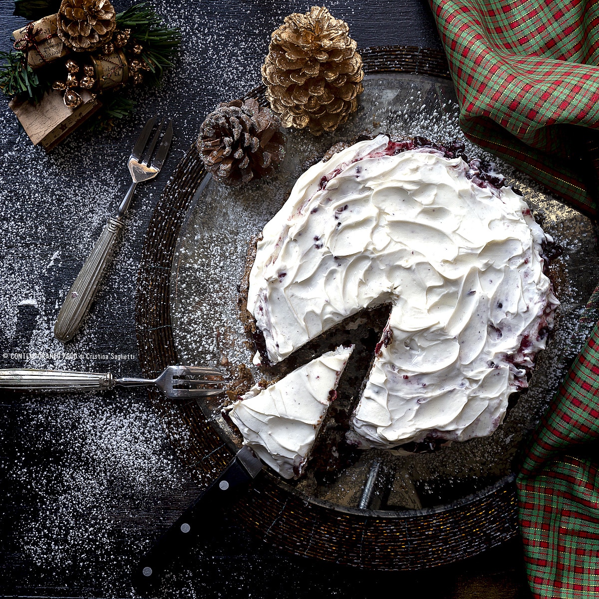 Immagine: Pan di Spagna alla canapa farcito con crema di mascarpone alla vaniglia e marmellata di frutti rossi