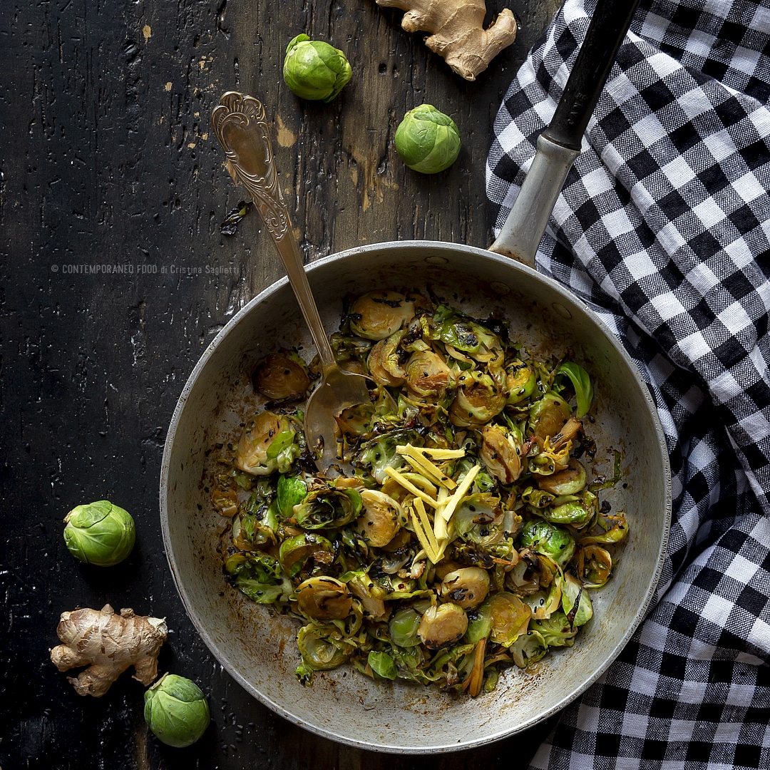 Immagine: Cavolini di Bruxelles al sesamo nero e zenzero fresco