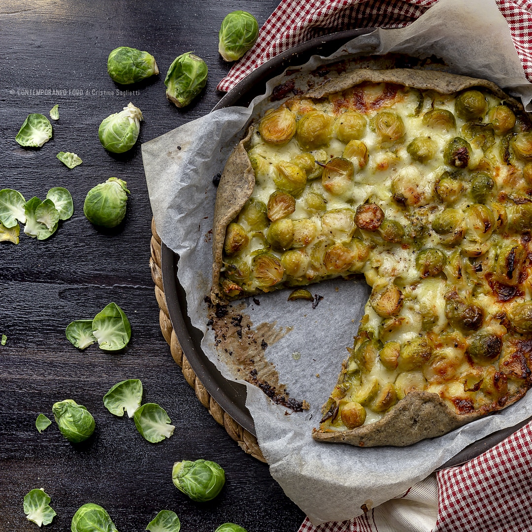 Immagine: Torta salata con farina di canapa, cavolini di Bruxelles e stracchino