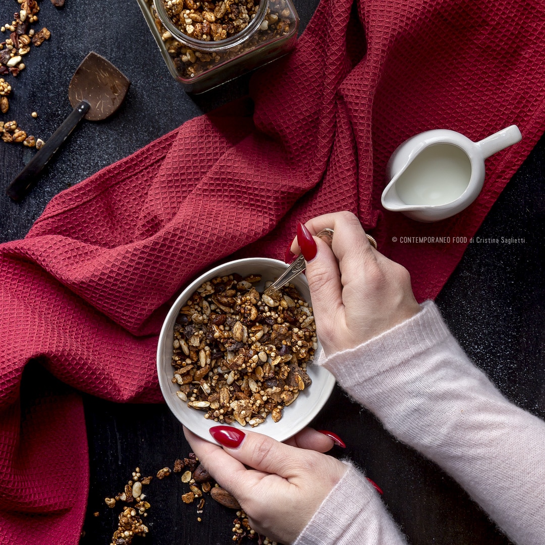 Immagine: Granola con fave di cacao, cioccolato fondente, miglio e riso soffiato e avena