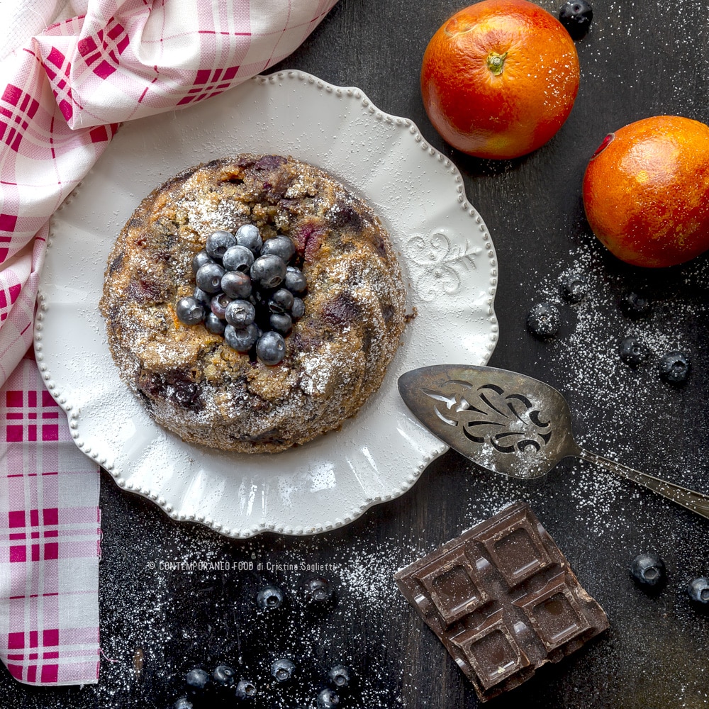 Immagine: Bundt cake al cioccolato, arancia rossa e mirtilli