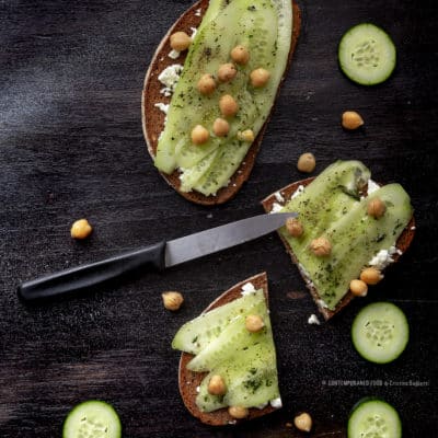 cetrioli-marinati-con-feta-greca-e-ceci-pane-nero-ai-cereali-ricetta-light-facile-ricetta-per-la-dieta-light-contemporaneo-food