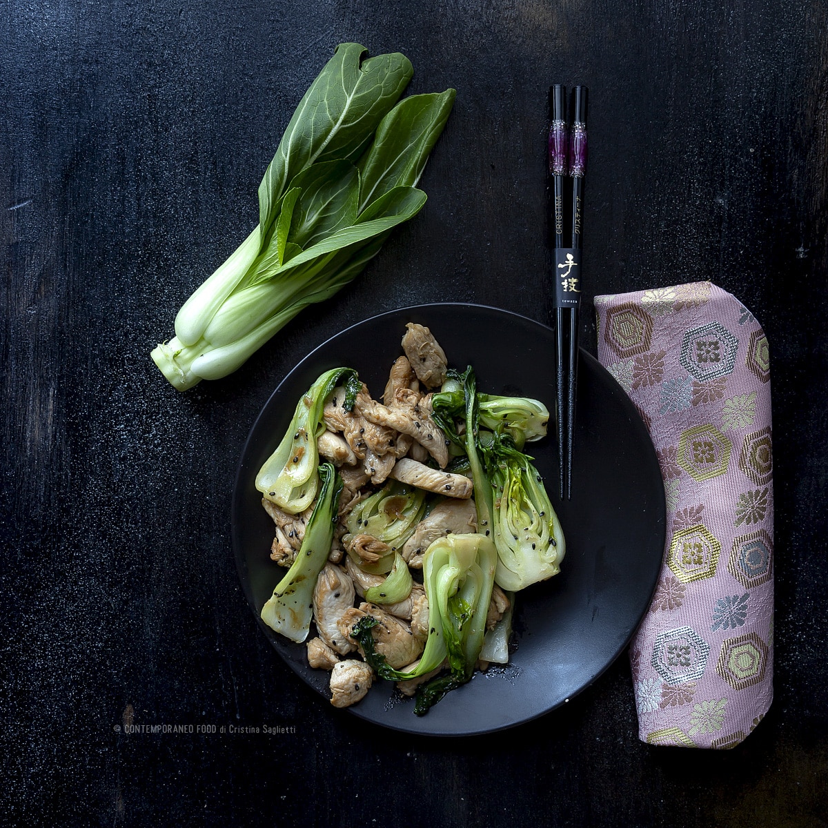 Immagine: Pak choi con pollo alla salsa di soia e sesamo nero
