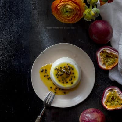 panna-cotta-al-latte-di-cocco-con-coulis-al-frutto-della-passione-maracuja-frutta-ricetta-dolce-al-cucchiaio-contemporaneo-food