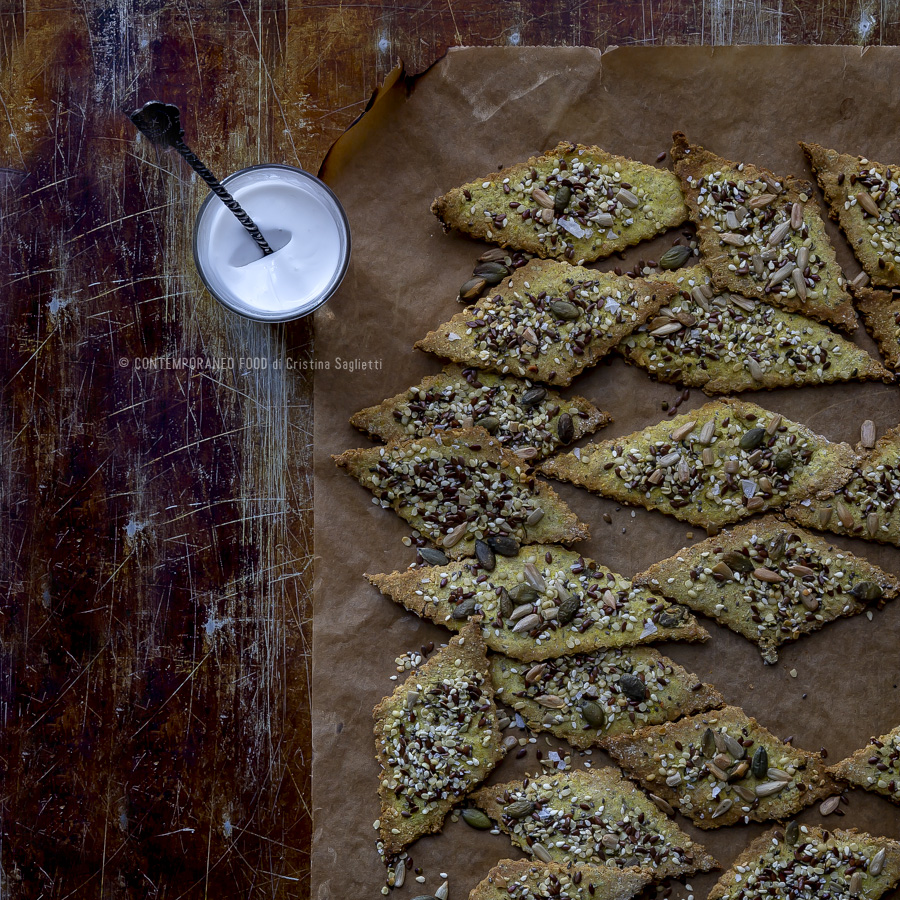Immagine: Crackers all’avena, curcuma, semi oleosi e Kefir