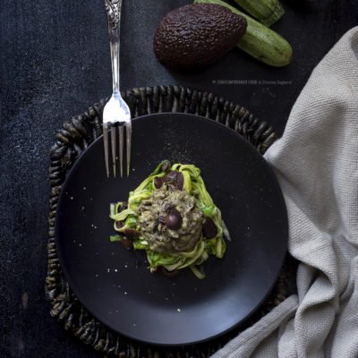 spaghetti-zucchine-con-crema-di-avocado-e-trevigiana-olive-primo-vegetariano-contemporaneo-food