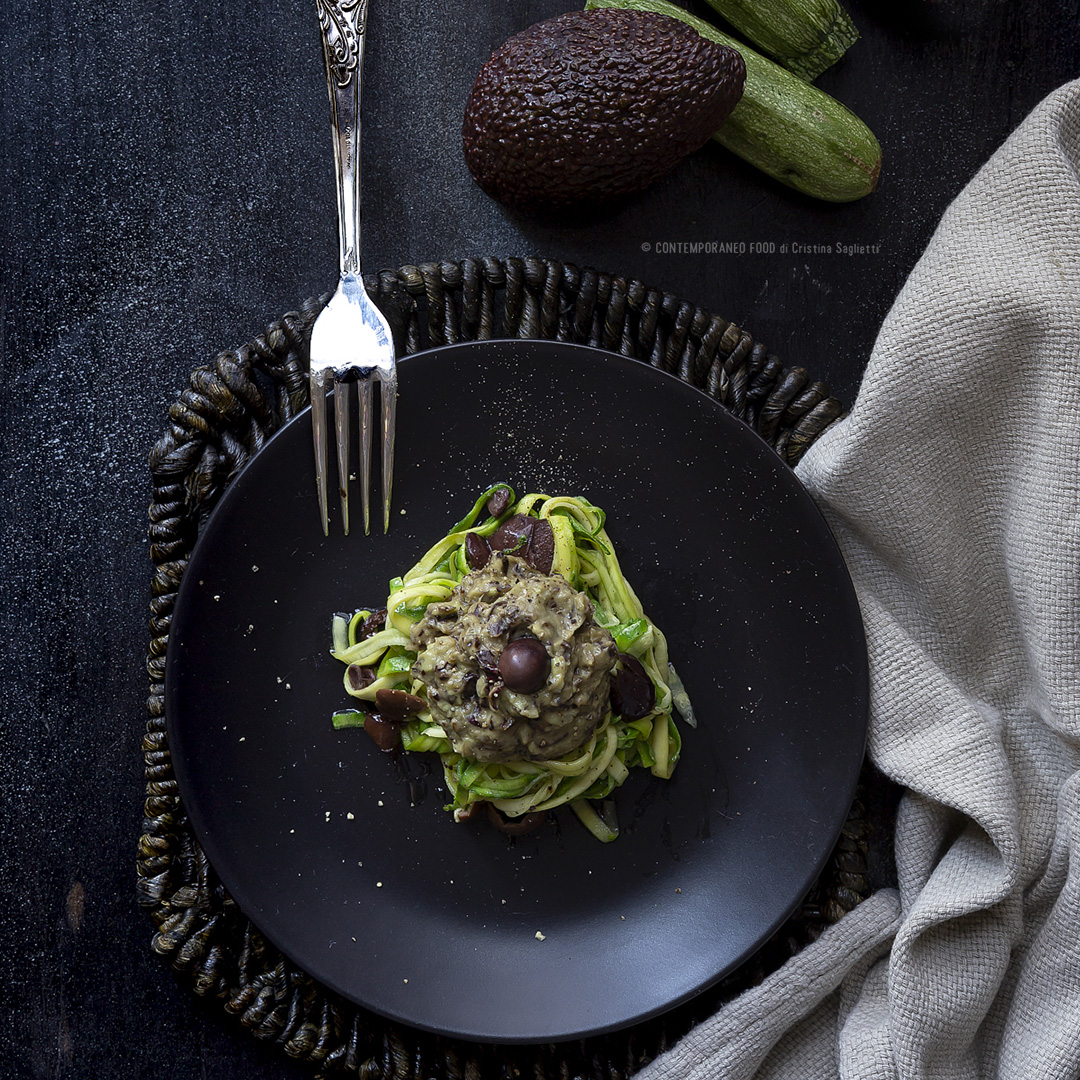 Immagine: Spaghetti di zucchine con olive taggiasche e crema di avocado e radicchio