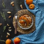 insalata-di-albicocche-pollo-frutta-secca-timo-ricetta-estiva-piatto-unico-carne-contemporaneo-food