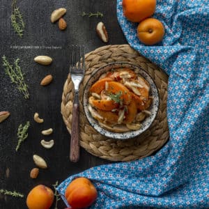 insalata-di-albicocche-pollo-frutta-secca-timo-ricetta-estiva-piatto-unico-carne-contemporaneo-food