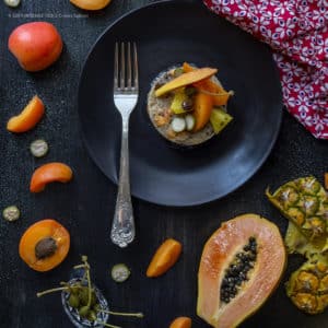 teff-in-insalata-esotica-con-olive-taggiasche-e-fiori-di-cappero-ricetta-estiva-facile-senza-glutine-primo-frutta-contemporaneo-food