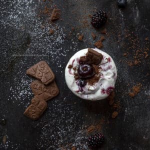 fool-foresta-nera-dolce-al-cucchiaio-dessert-estivo-con-la-frutta-ricetta-facile-veloce-contemporaneo-food