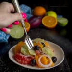 insalata-di-agrumi-cipolla-di-tropea-olive-nere-ricetta-facile-veloce-con-la-frutta-vegetariana-contemporaeo-food