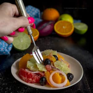 insalata-di-agrumi-cipolla-di-tropea-olive-nere-ricetta-facile-veloce-con-la-frutta-vegetariana-contemporaeo-food