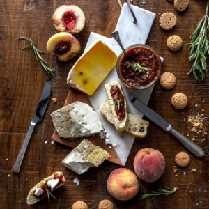 confettura-pesche-amaretti-cioccolato-rosmarino-ricetta-facile-per-formaggi-aperitivo-contemporaneo-food
