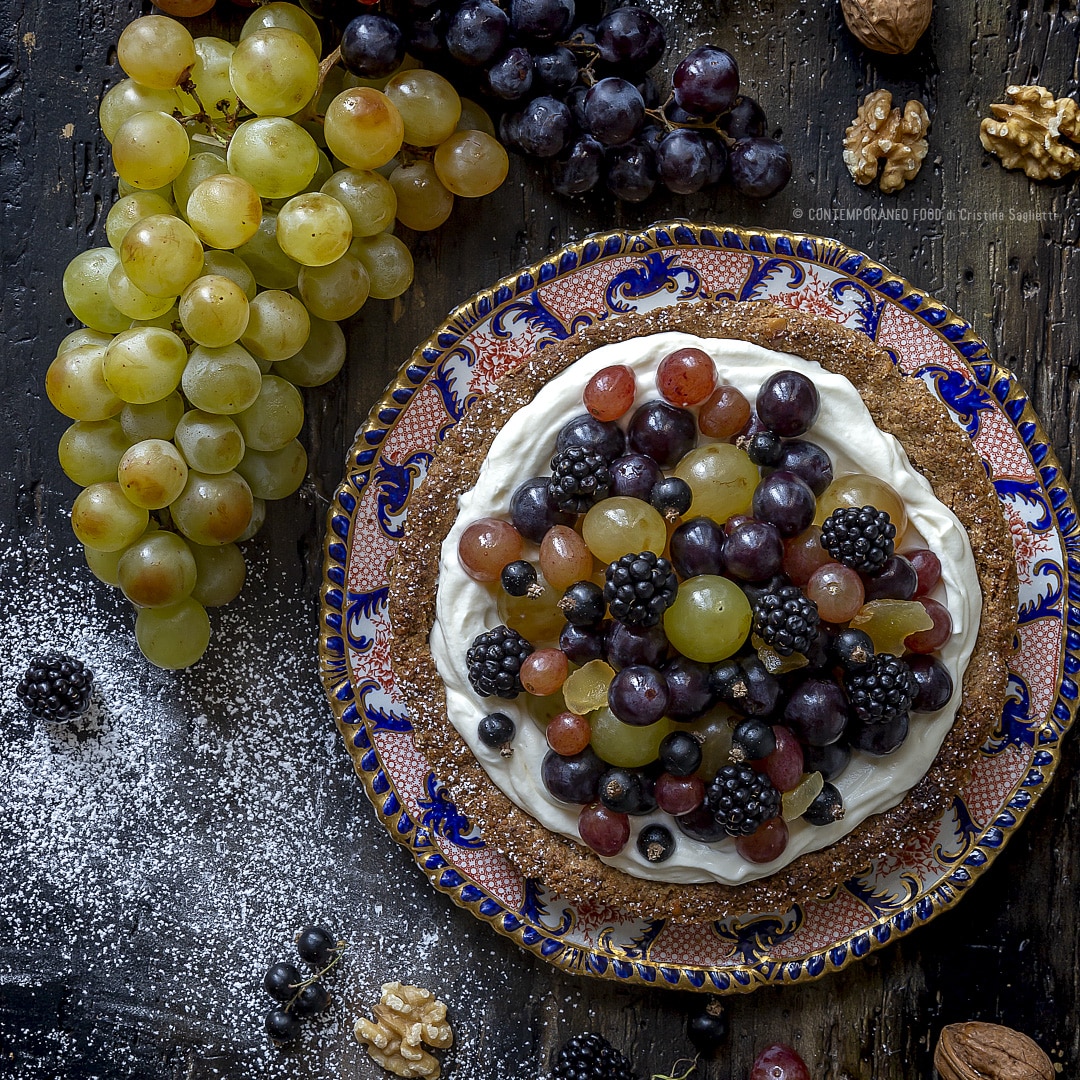 Immagine: Crostata con frolla alle noci e farina di farro, crema di latte, uva, more e zenzero morbido candito