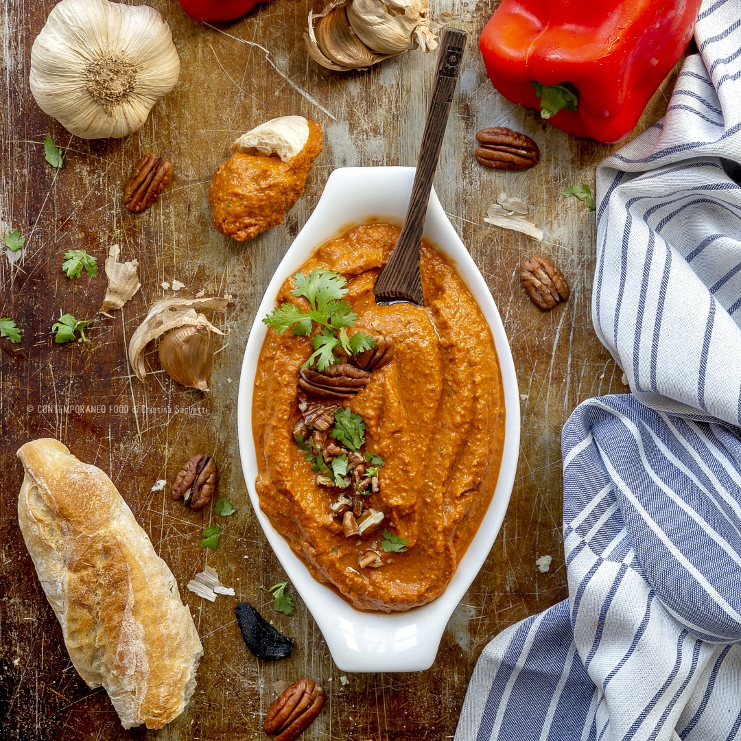 Immagine: Muhammara: crema siriana di peperoni e noci con aglio nero