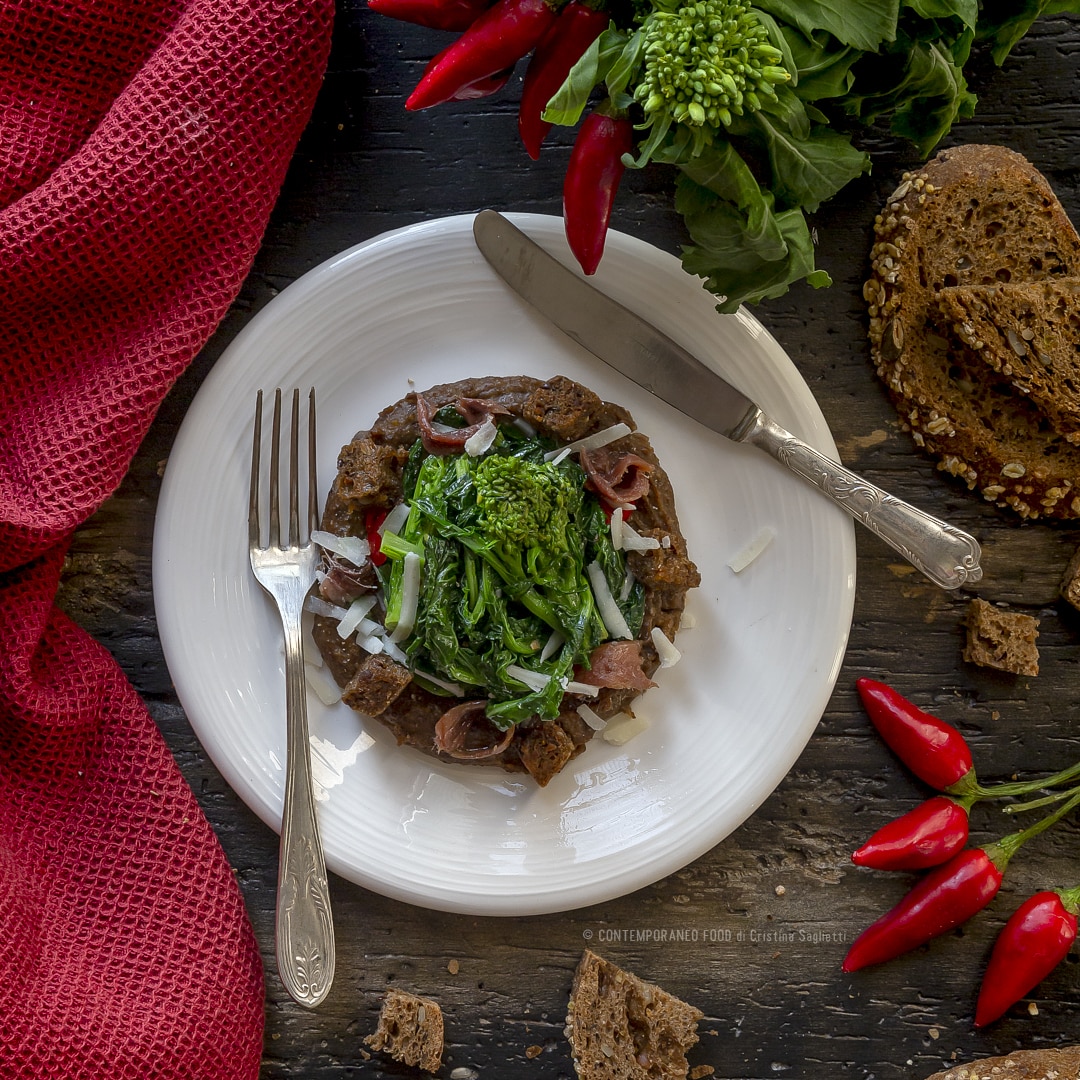 Immagine: Pancotto con pane nero ai cereali e cime di rapa piccantine