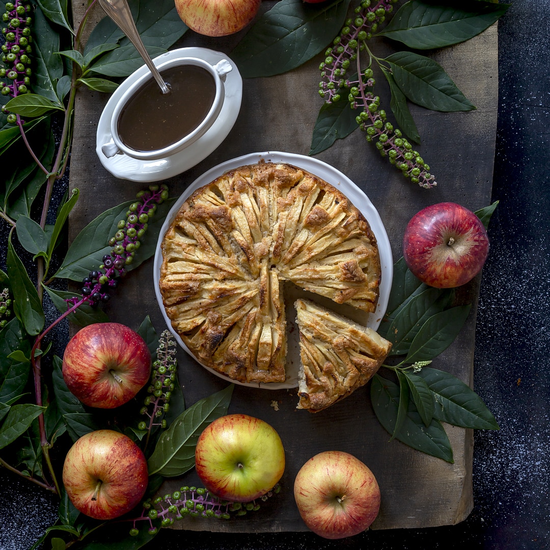 Immagine: Torta di mele alla cannella e noce moscata con salsa calda Butterscotch al burro salato
