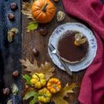 crostata-con-ganache-cioccolato-rum-purea-di-zucca-caramellata-castagne-cristallizzate-al-rum-con-farina-di-castagne-dolce-dessert-natale-contemporaneo-food