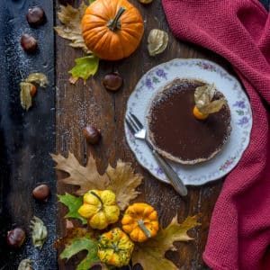 crostata-con-ganache-cioccolato-rum-purea-di-zucca-caramellata-castagne-cristallizzate-al-rum-con-farina-di-castagne-dolce-dessert-natale-contemporaneo-food