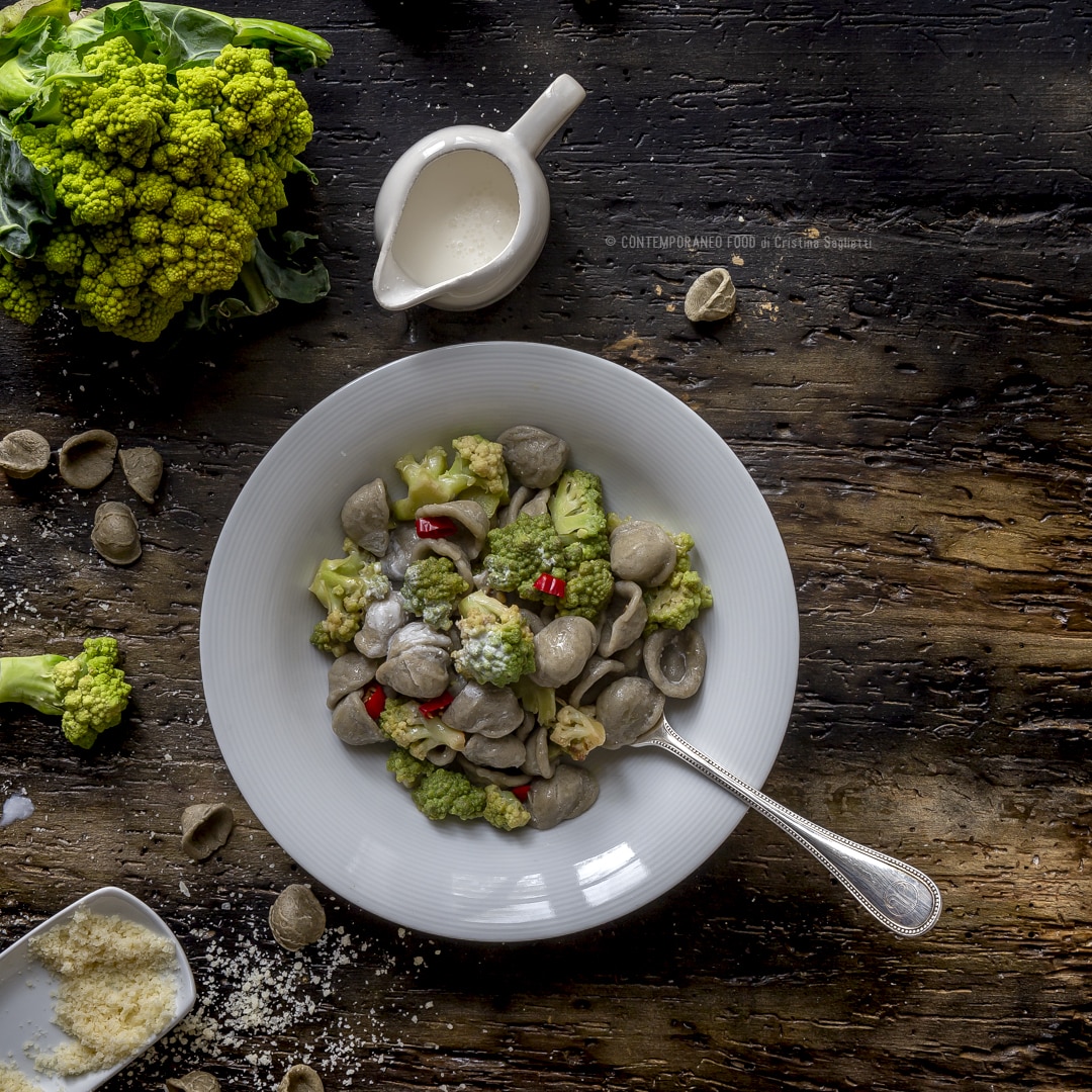 Immagine: Orecchiette di grano arso con cavolo romano piccantino e crema di stracciatella di bufala