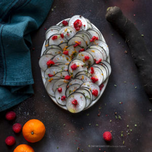 rapa-nera-in-carpaccio-con-succo-di-mandarino-lamponi-light-contorno-ricetta-vegetariana-contemporaneo-food