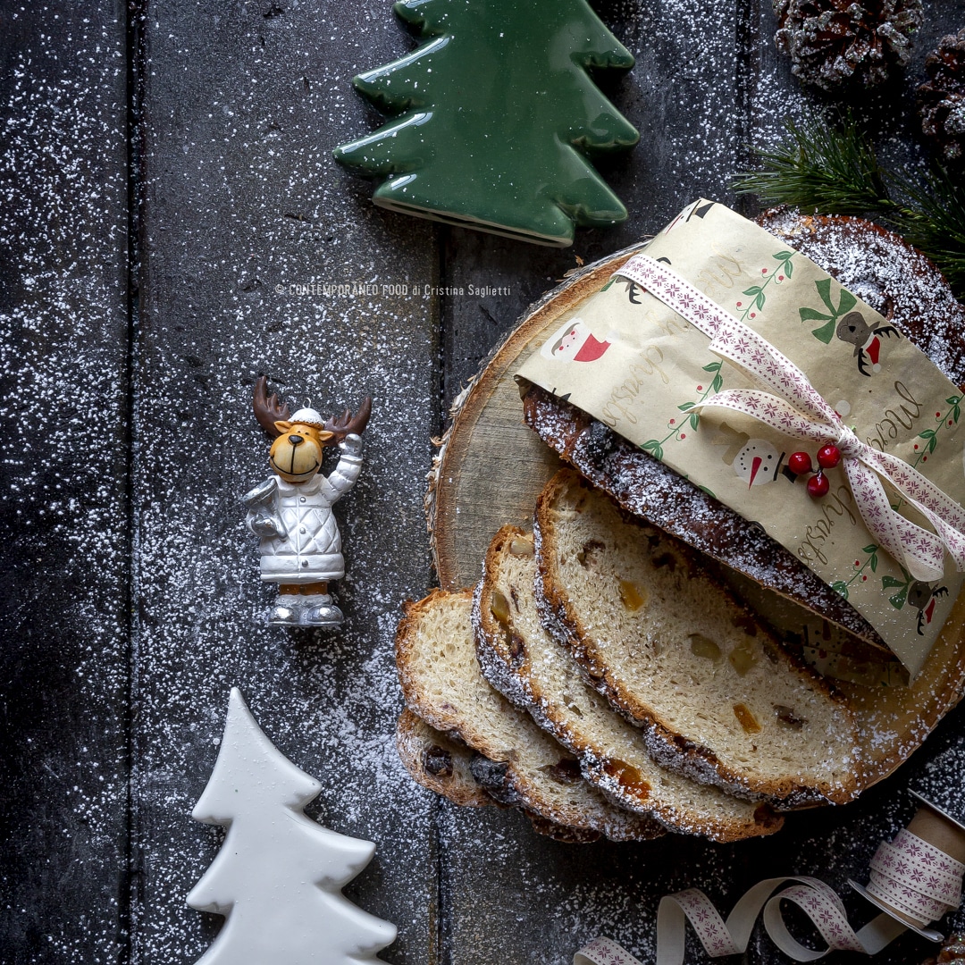 Immagine: Pane dolce di Natale con fragole e pesche essiccate, uva sultanina, datteri e noci Pecan