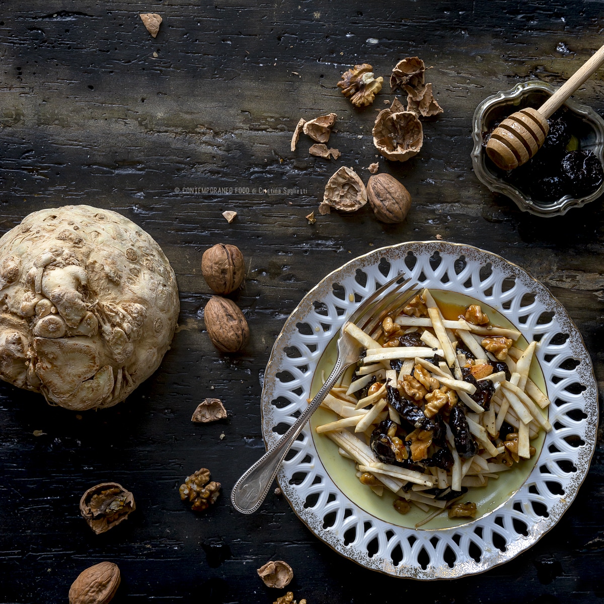 Immagine: Sedano rapa in insalata con noci caramellate, miele caldo e prugne