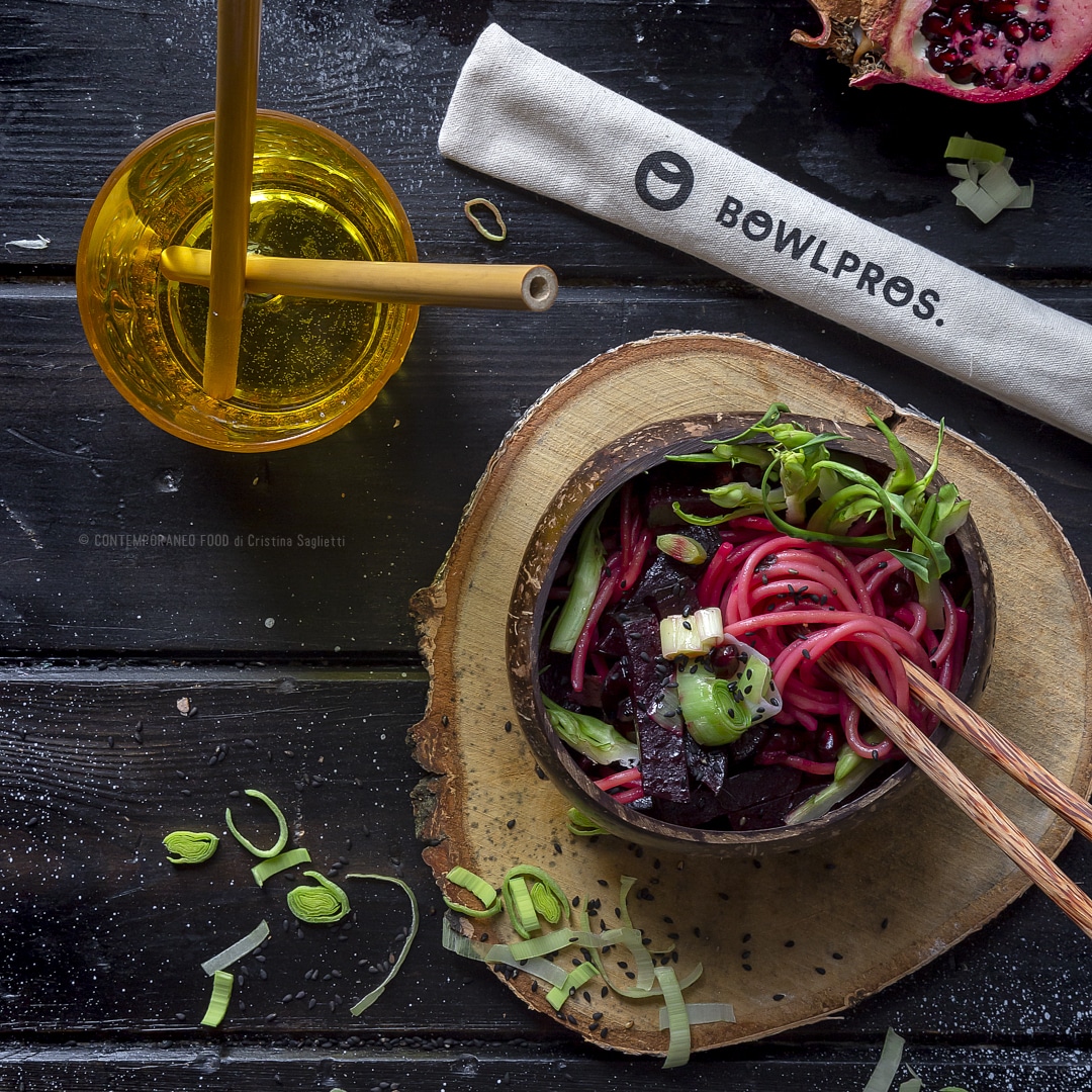 Immagine: Spaghetti con porro, barbabietola rossa, puntarelle e melograno
