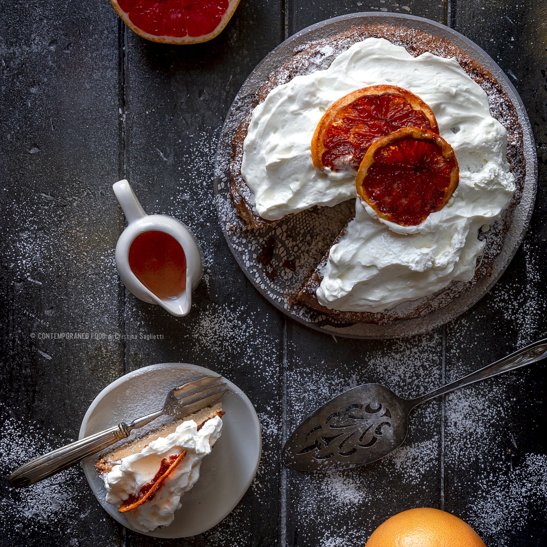 Immagine: Torta al pompelmo rosa con olio d’oliva e farina di farro