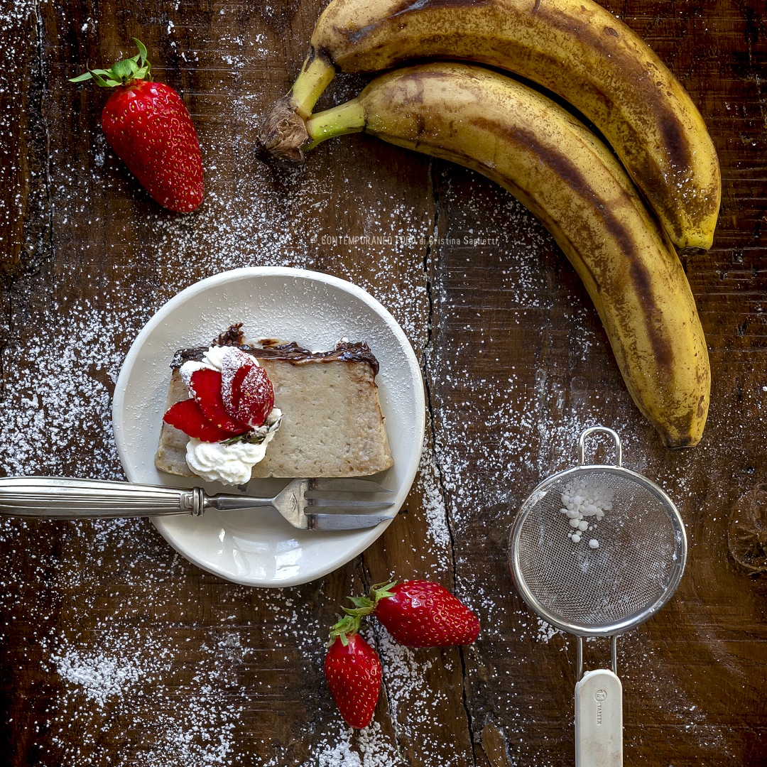 Immagine: Budino di banane con ganache al cioccolato e Rum e fragole