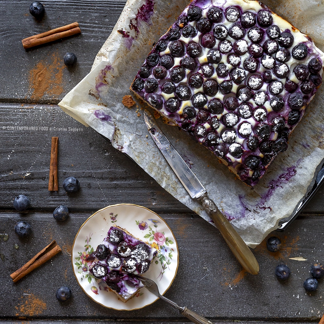 Immagine: Torta di frolla lievitata alla cannella con ricotta e mirtilli