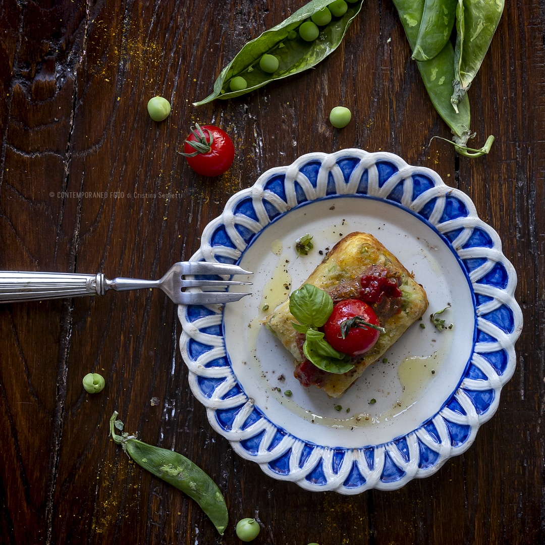 Immagine: Terrina di patate e piselli senza uova e senza farina con crema di pomodori confit