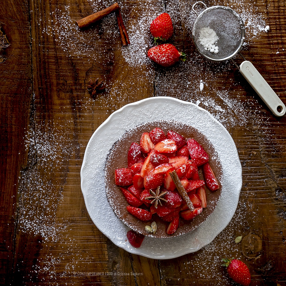 Immagine: Torta mousse al cioccolato fondente e brownie con fragole al vino, cardamomo e anice stellato