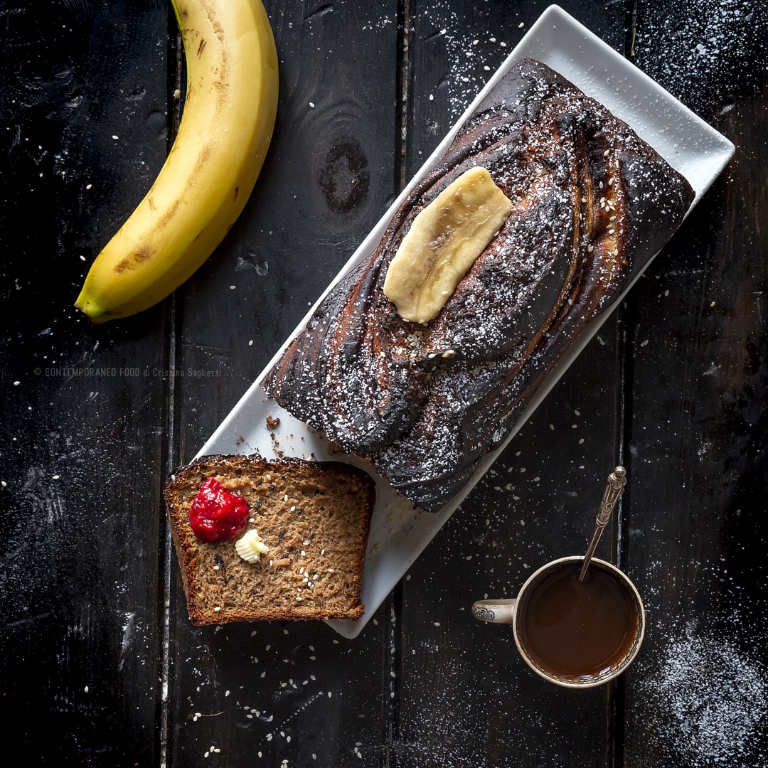 Immagine: Banana bread con tahina, sesamo tostato e miele alla farina di farro