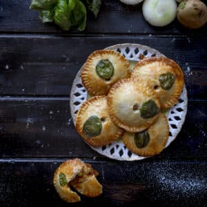 mini-pie-cipolle-primaverili-patate-piselli-ricetta-facile-vegetariana-contemporaneo-food