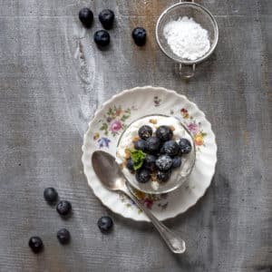 mirtilli-ricetta-fool-mirtilli-panna-alla-menta-e-biscotti-light-con-Gin-dessert-facile-veloce-leggero-contemporaneo-food