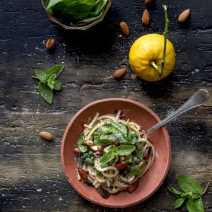 pasta-con-salsa-tahina-alla-menta-spinacino-zest-limone-mandorle-fritte-salate-ricetta-facile-vegetariana-contemporaneo-food