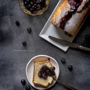 plumcake-di-albumi-al-profumo-di-mandorla-con-composta-di-mirtilli-e-sciroppo-d'acero-dolce-facile-colazione-contemporaneo-food