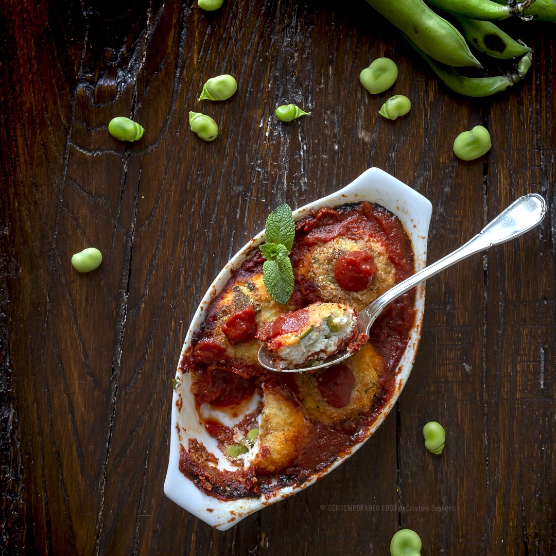 Immagine: Polpette di ricotta, fave e menta con sugo di pomodoro