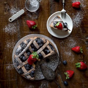 torta-di-ricotta-a-strati-con-composta-di-fragole-e-mirtilli-ricetta-facile-dolce-colazione-menrenda-contemporaneo-food