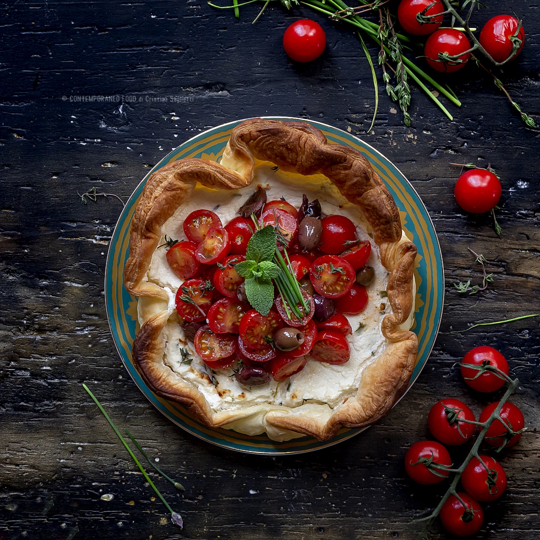 Immagine: Torta salata con cremoso alle erbe aromatiche, pachino e olive taggiasche