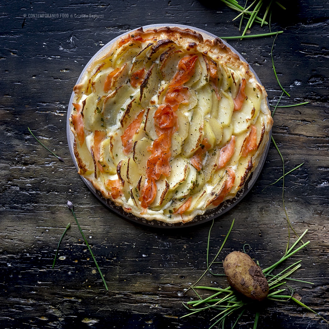 Immagine: Torta salata di sfoglia con salmone affumicato, patate e mascarpone all’erba cipollina