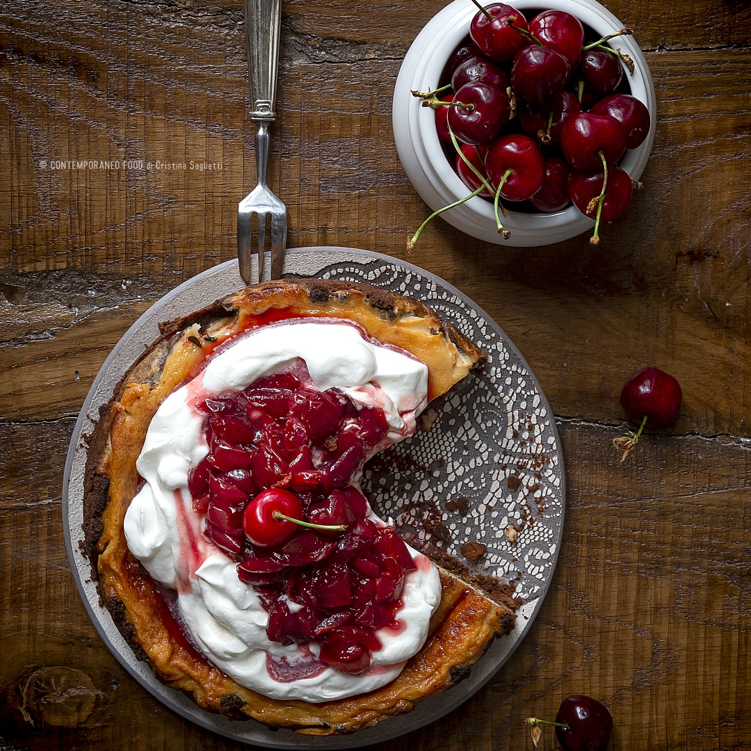 Immagine: Cheesecake alle ciliegie con biscotto al cioccolato, panna e composta di ciliegie