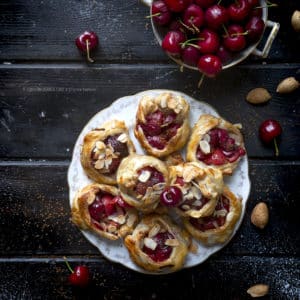 fagottini-alle-ciliegie-e-sfoglia-ricetta-facile-veloce-merenda-colazione-contemporaneo-food