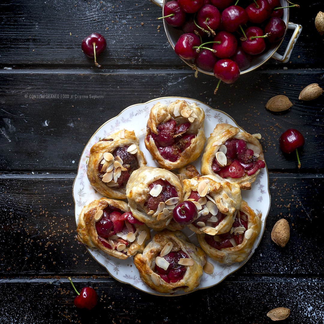 Immagine: Sfoglie alle ciliegie e mandorle