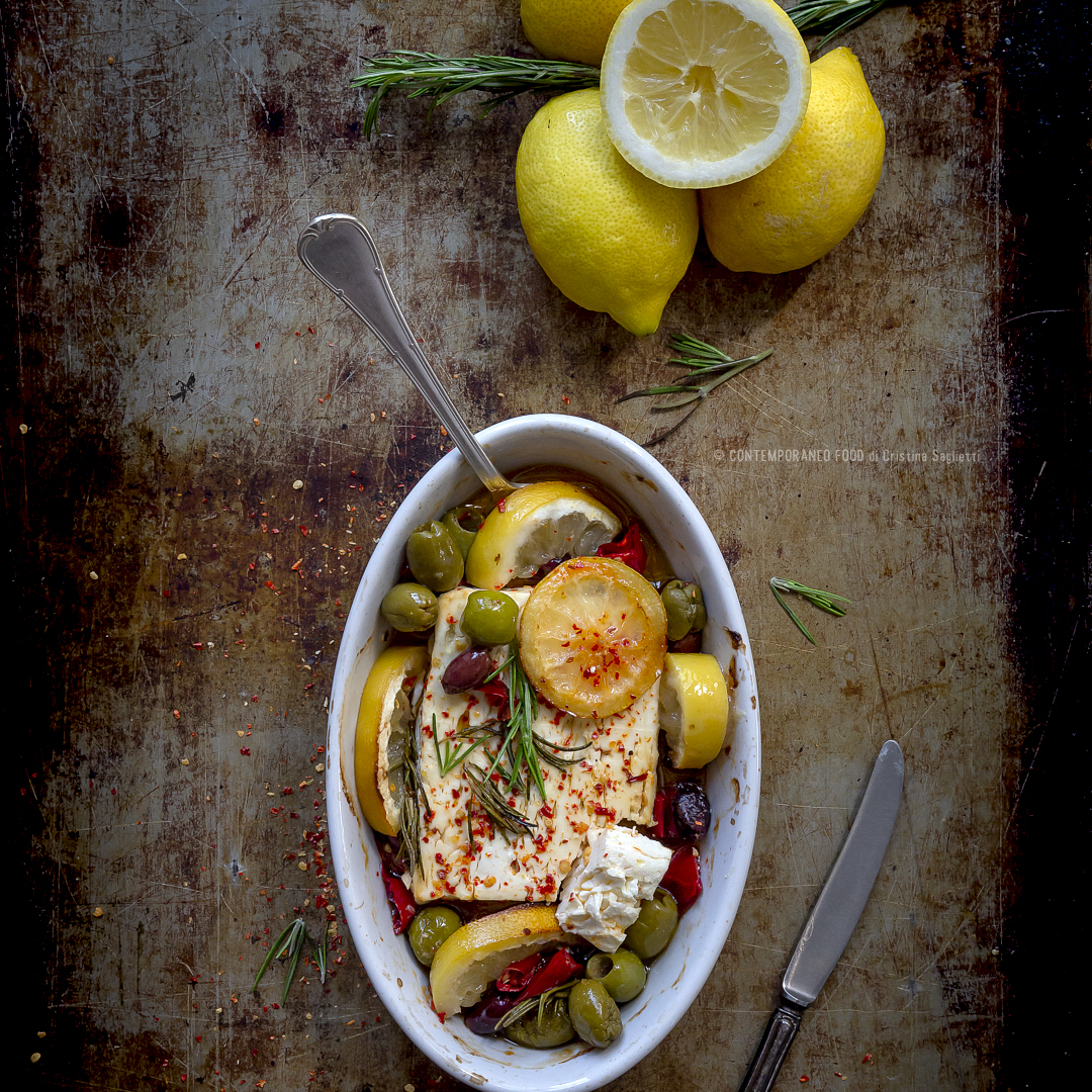 Immagine: Feta greca al forno con olive, limoni, peperoncino e rosmarino