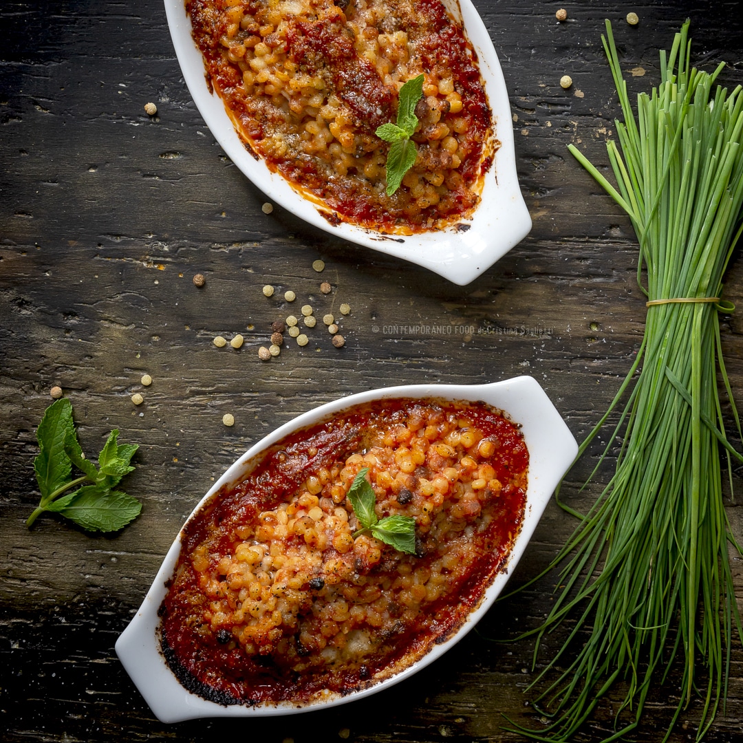 Immagine: Fregola gratinata con salsa di pomodoro alla menta ed erba cipollina