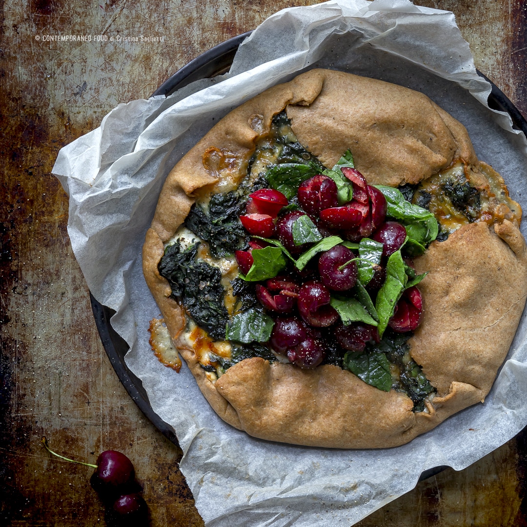 Immagine: Galette salata alla farina di farro con gorgonzola, spinaci e insalata di ciliegie