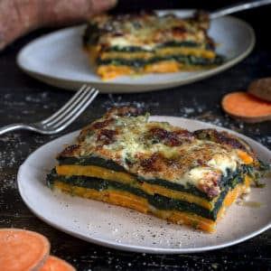 lasagne-di-patate-dolci-spinaci-besciamella-speziata-ricetta-vegetariana-primo-piatto-facile-contemporaneo-food